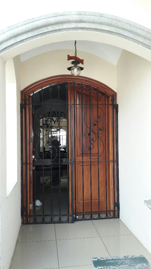 4 bed Single Family Homes For Sale in Curridabat, San Jose - thumb 1