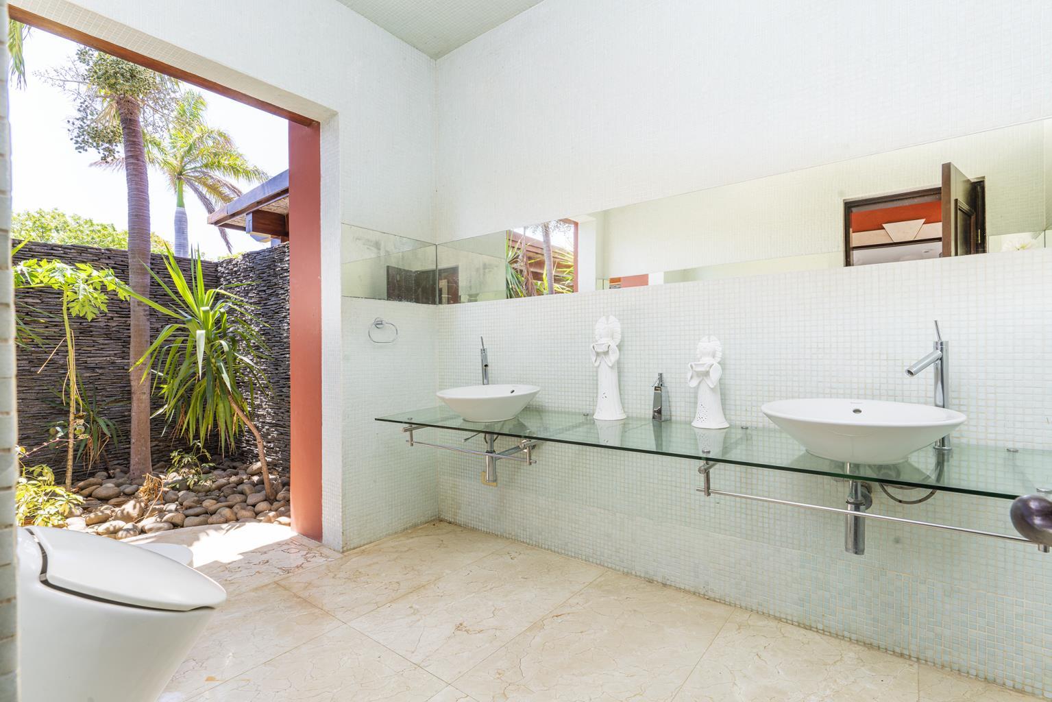 4 bed Single Family Homes For Sale in Playa Flamingo, Guanacaste - thumb 24