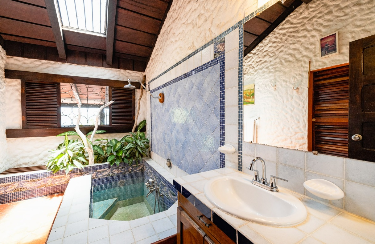 4 bed Single Family Homes For Sale in Playa Flamingo, Guanacaste - thumb 18