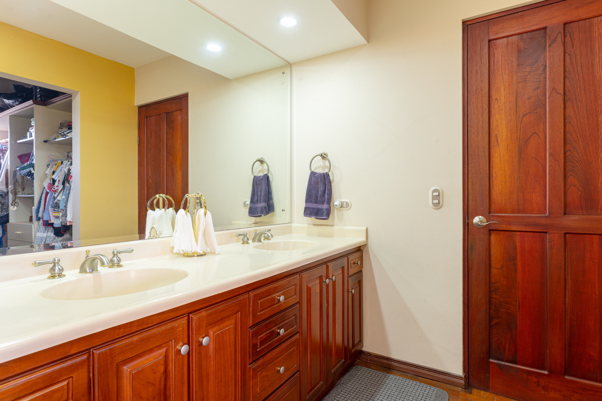 4 bed Single Family Homes For Sale in Curridabat, San Jose - thumb 27