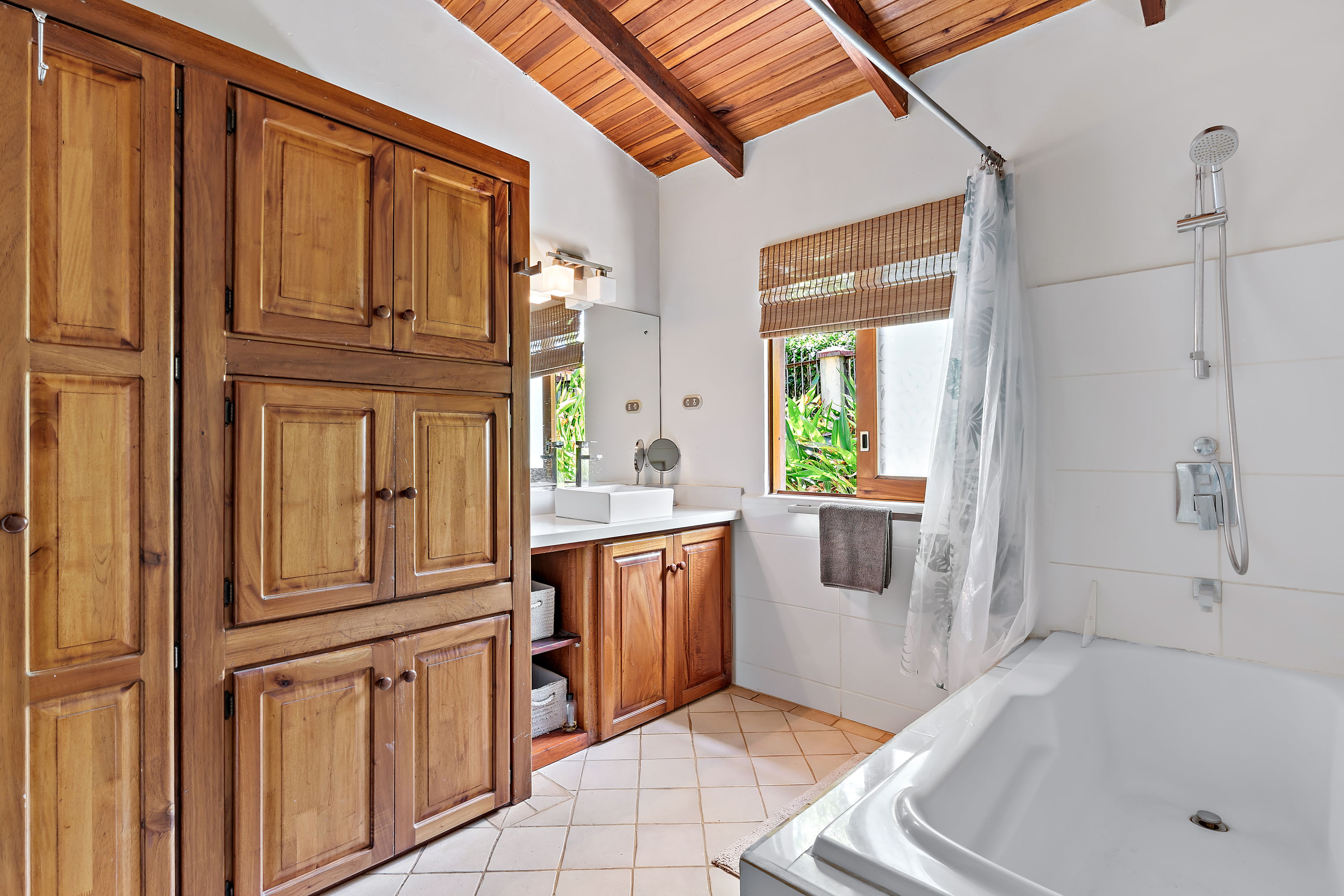 4 bed Single Family Homes For Sale in Tamarindo, Guanacaste - thumb 9