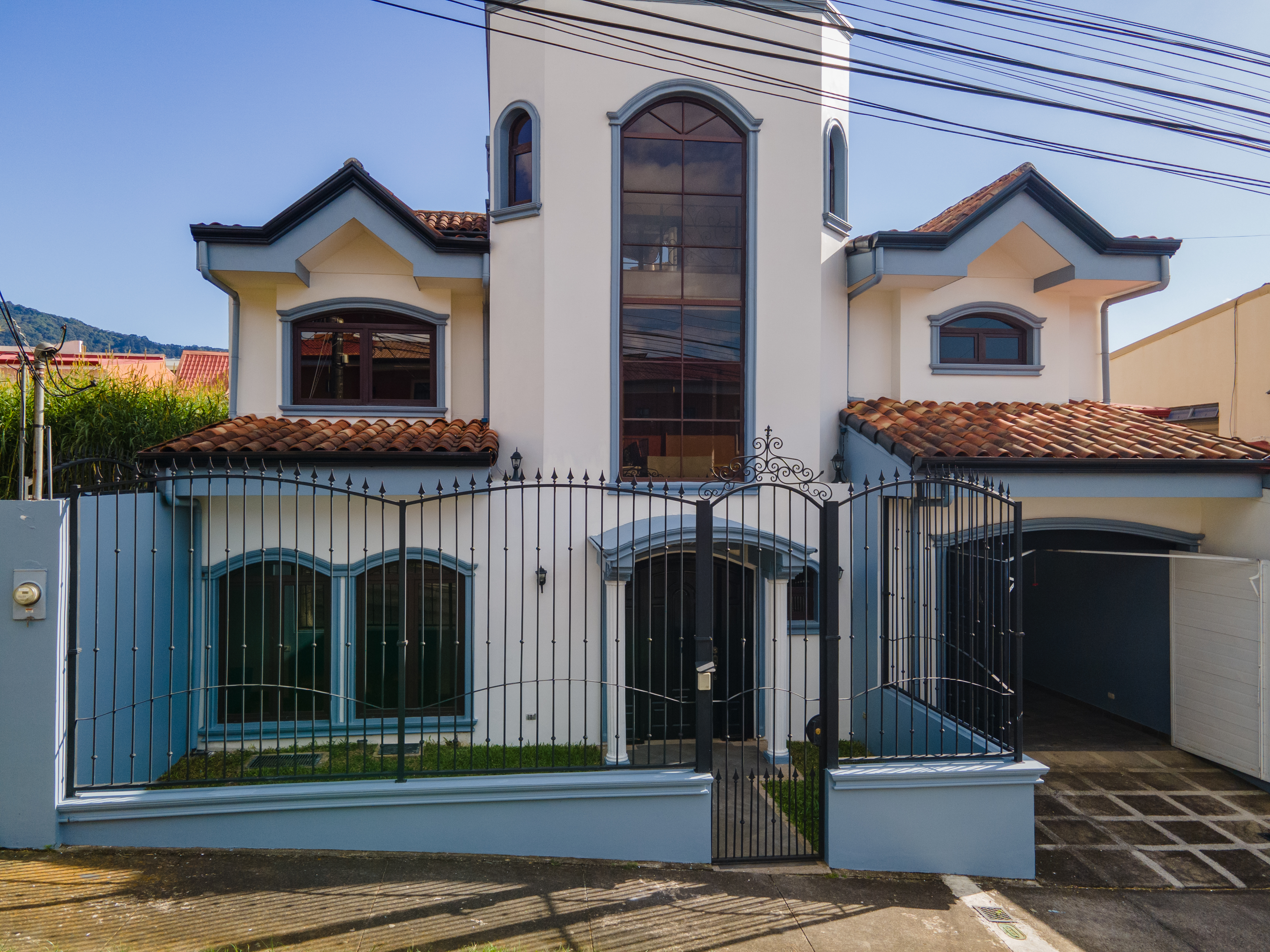 4 bed Single Family Homes For Sale in Curridabat, San Jose - thumb 1