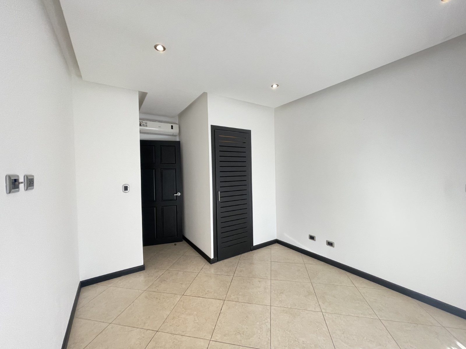 3 bed Single Family Homes For Sale in Santa Ana, San Jose - thumb 14