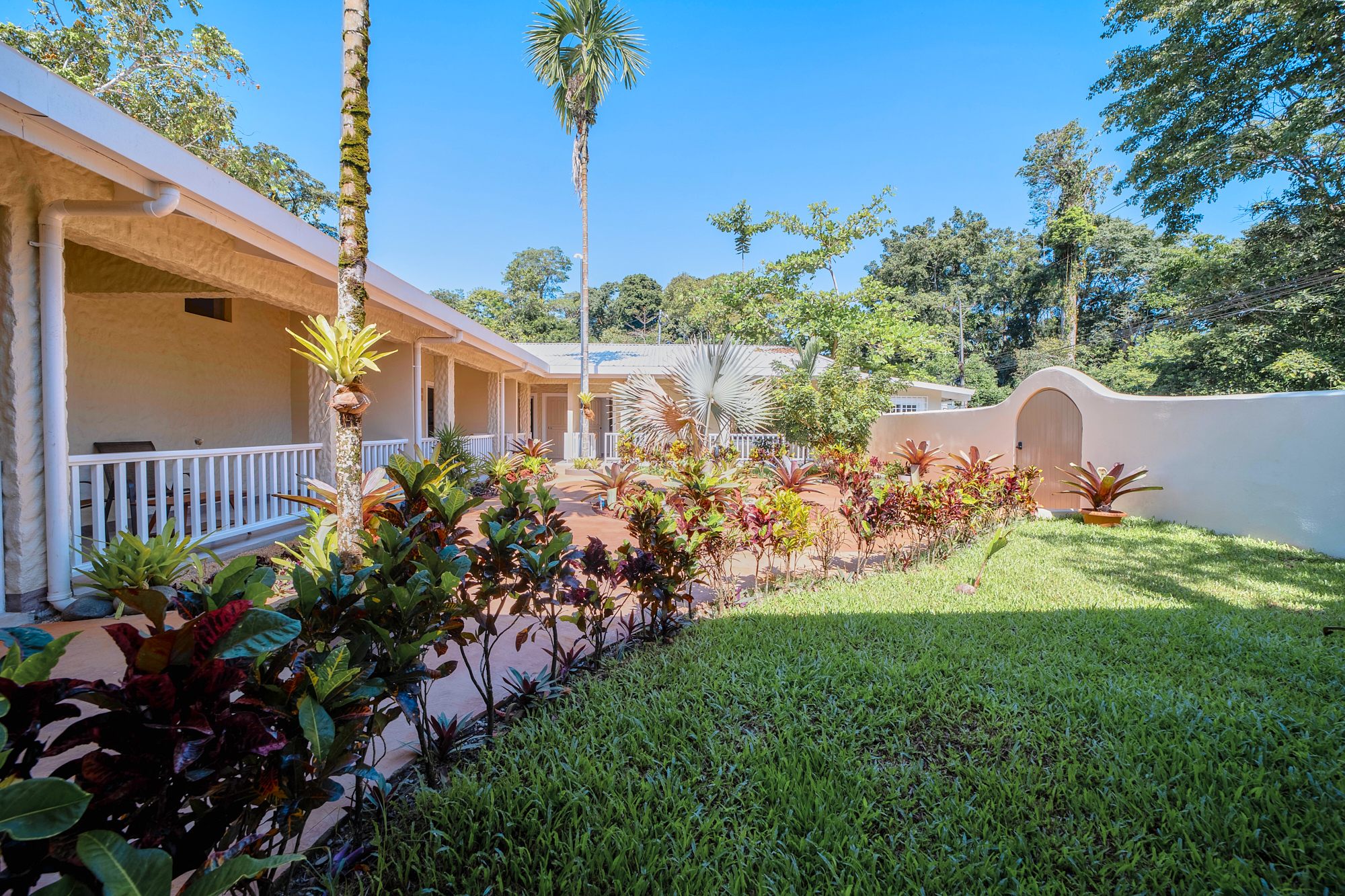 10 bed Hotel / Leisure For Sale in Chiquita Beach, Limón - thumb 2