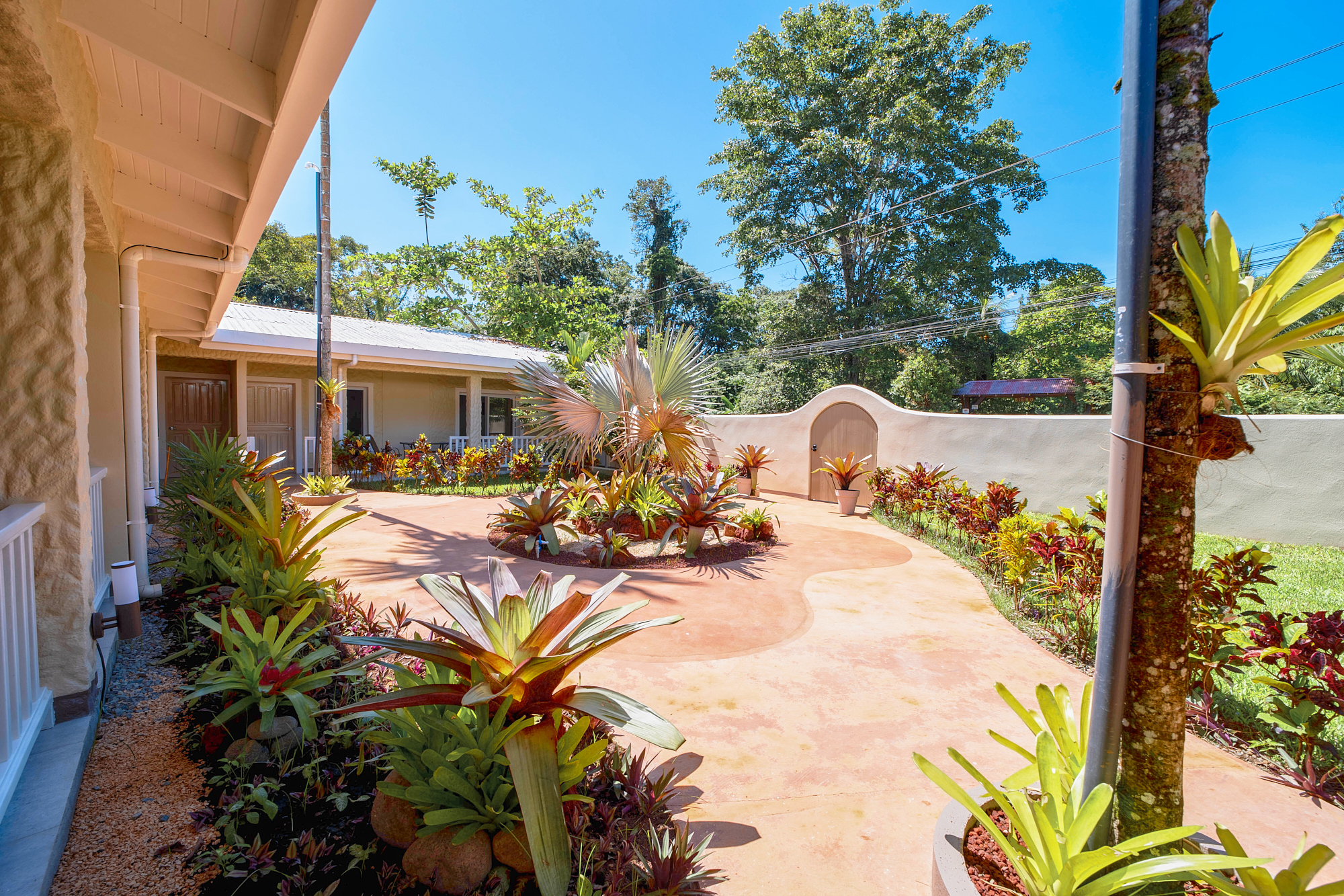 10 bed Hotel / Leisure For Sale in Chiquita Beach, Limón - thumb 1