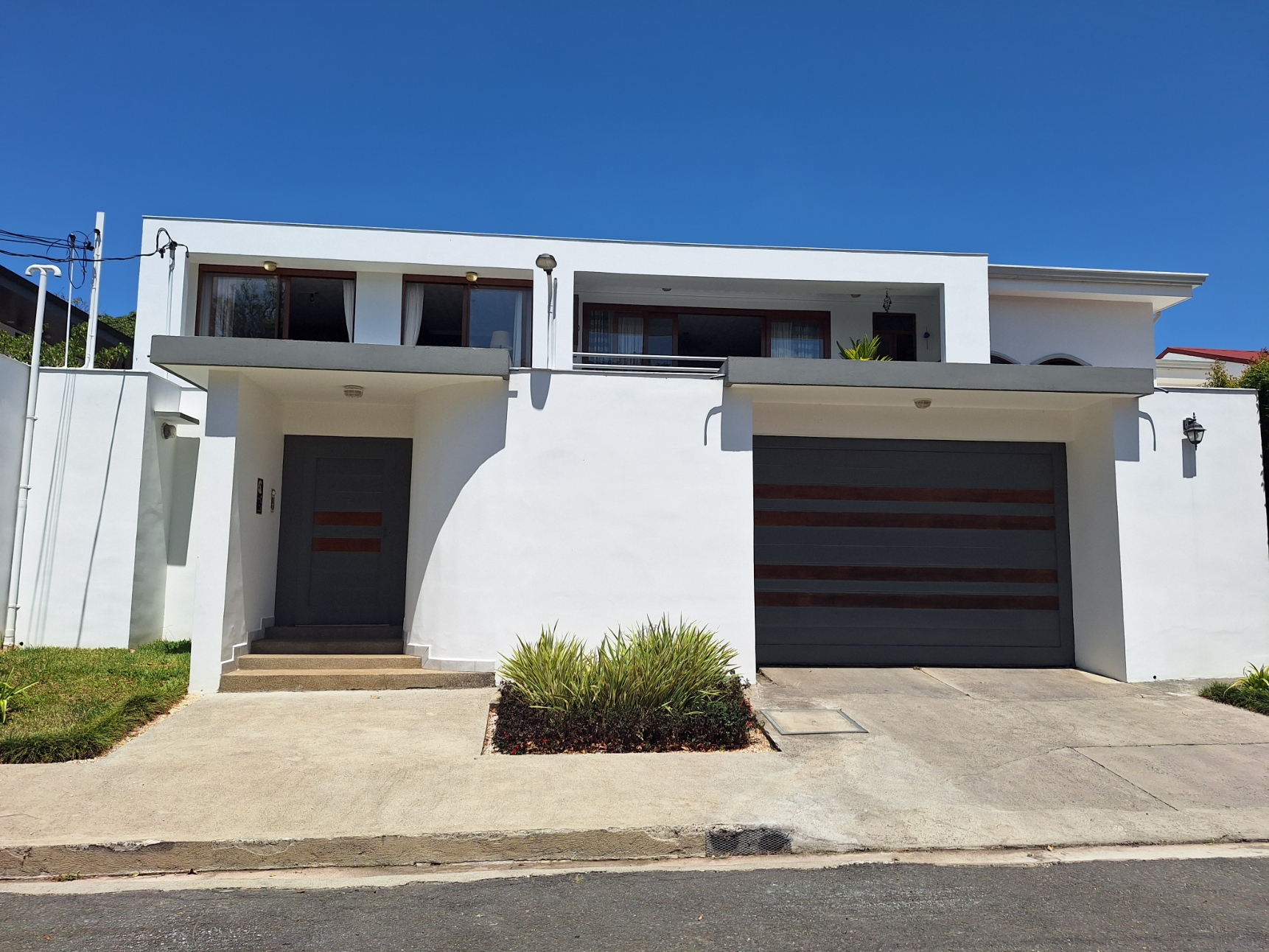 4 bed Single Family Homes For Sale in Curridabat, San Jose - thumb 1