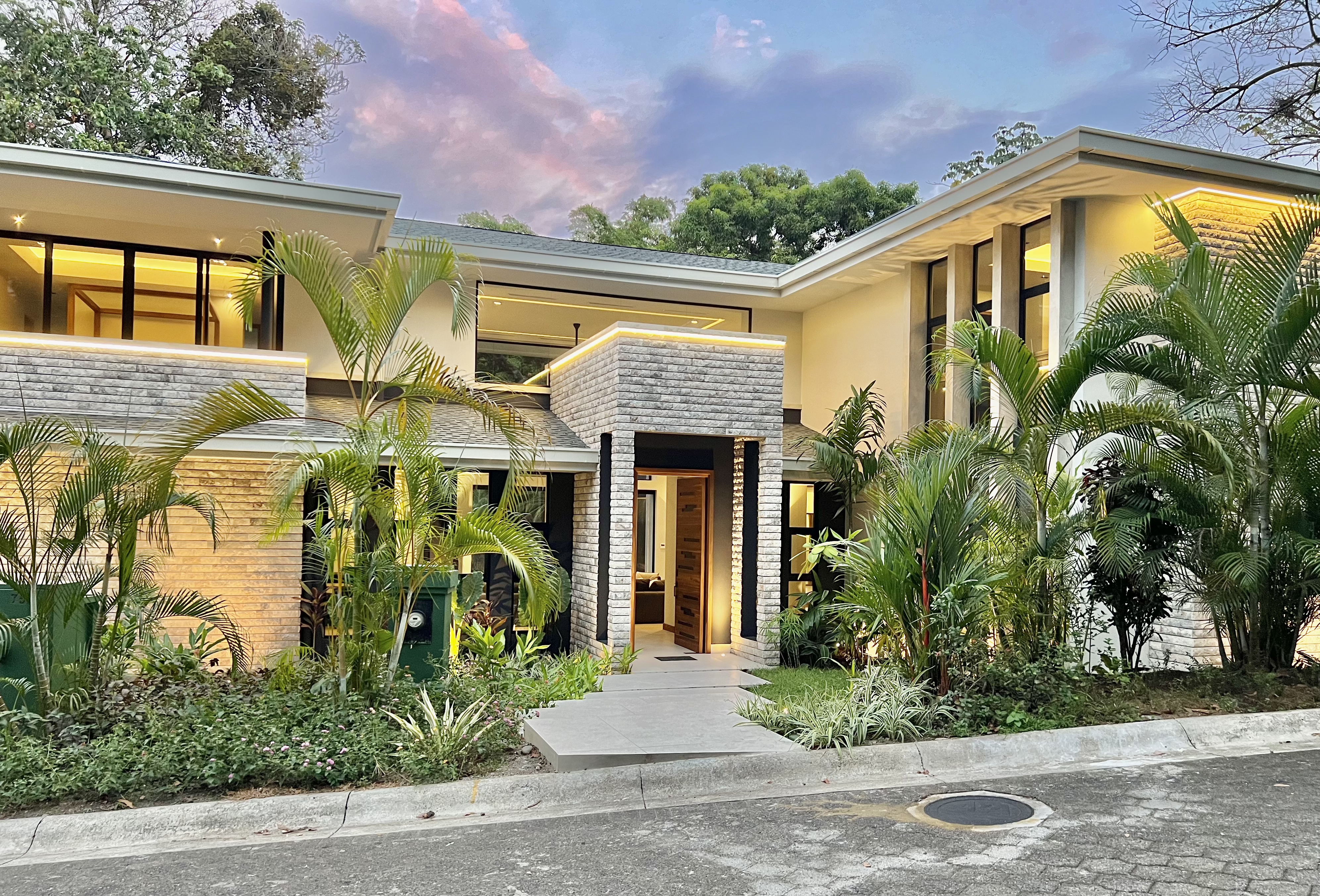 5 bed Single Family Homes For Sale in Manuel Antonio, Puntarenas - thumb 1