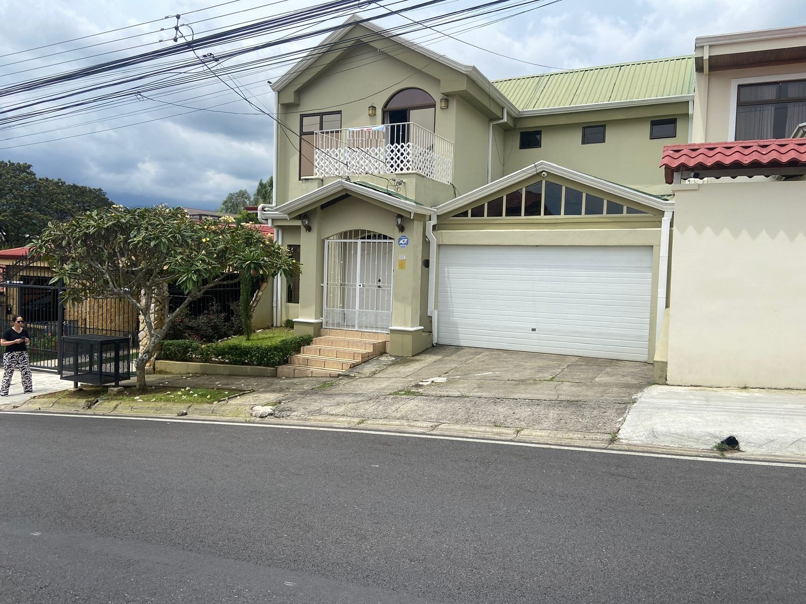 4 bed Single Family Homes For Sale in Curridabat, San Jose - thumb 1