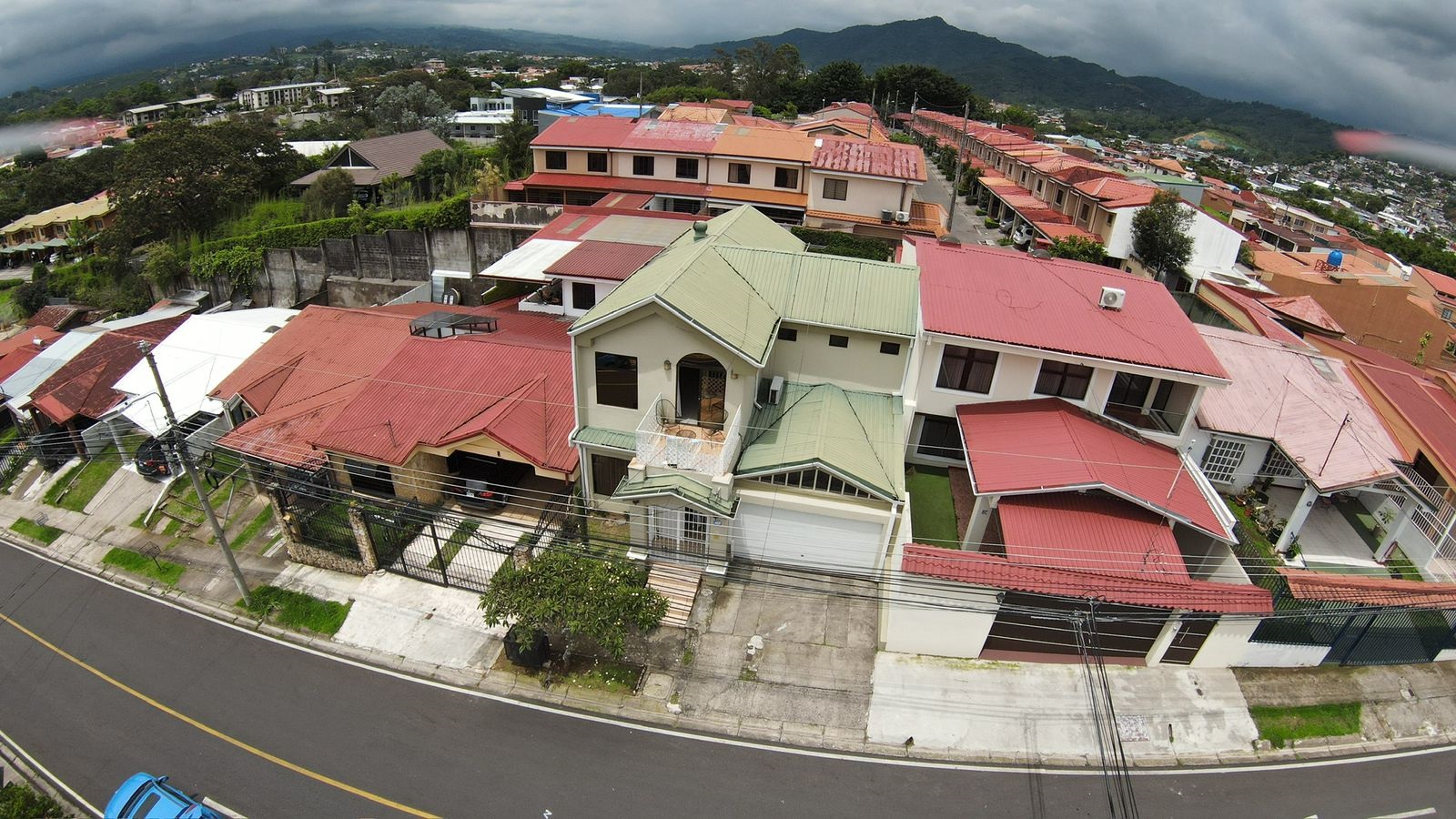 4 bed Single Family Homes For Sale in Curridabat, San Jose - thumb 2