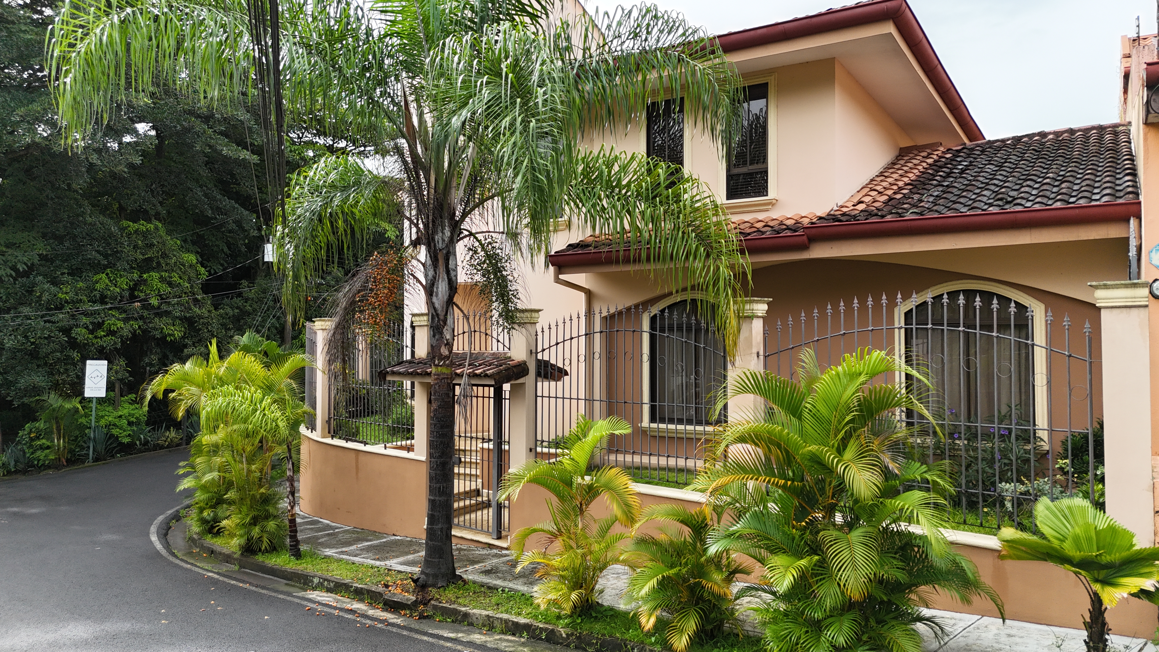 4 bed Single Family Homes For Sale in Escazu, San Jose - thumb 2