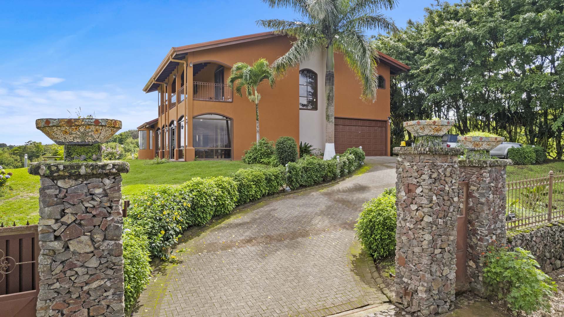 4 bed Single Family Homes For Sale in Lake Arenal, Guanacaste - thumb 4