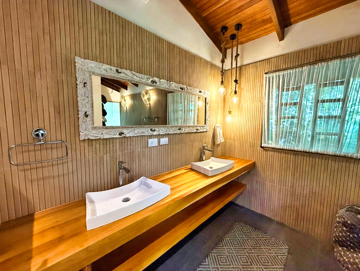 Master Bathroom 1.jpeg