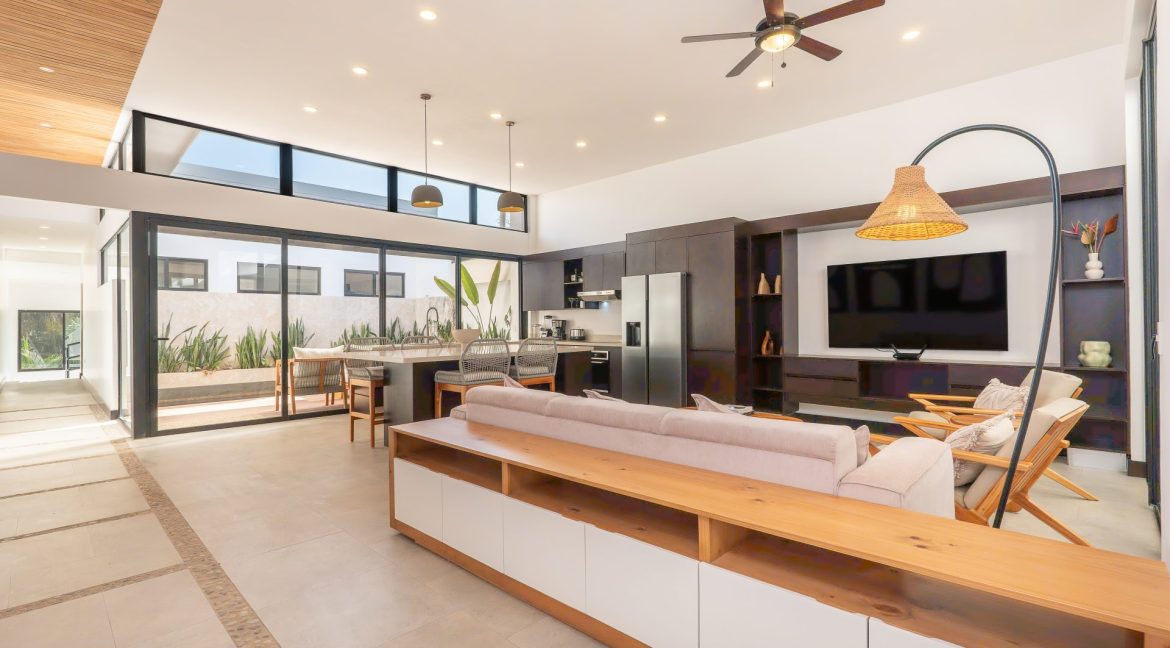 4 bed Single Family Homes For Sale in Tamarindo, Guanacaste - thumb 1