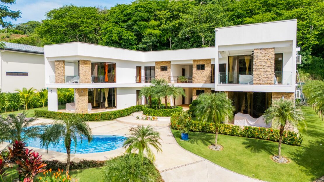 12 bed Single Family Homes For Sale in Playas Del Coco, Guanacaste - thumb 1
