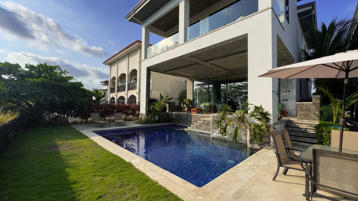 5 bed Single Family Homes For Sale in Playa Hermosa, Puntarenas - thumb 28