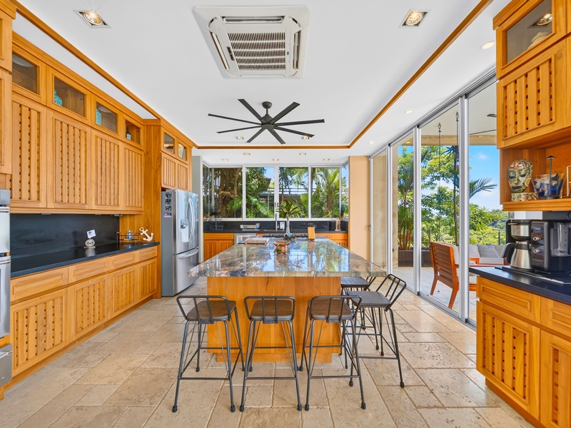 5 bed Single Family Homes For Sale in Manuel Antonio, Puntarenas - photo 4