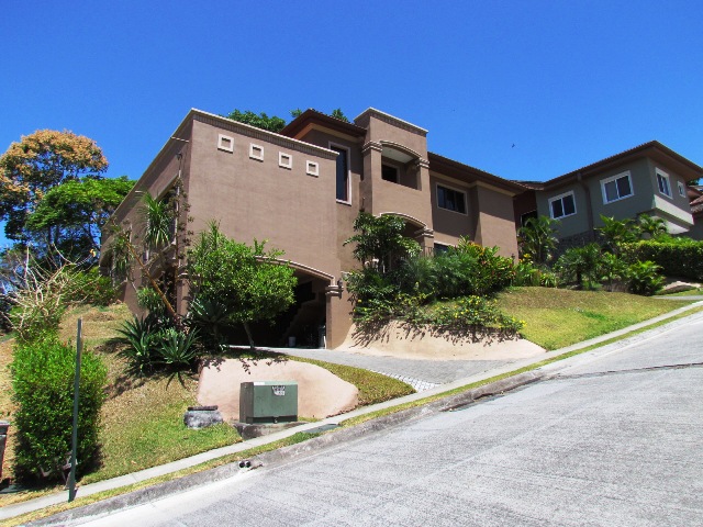 4 bed Single Family Homes For Sale in Ciudad Colon, San Jose - thumb 3