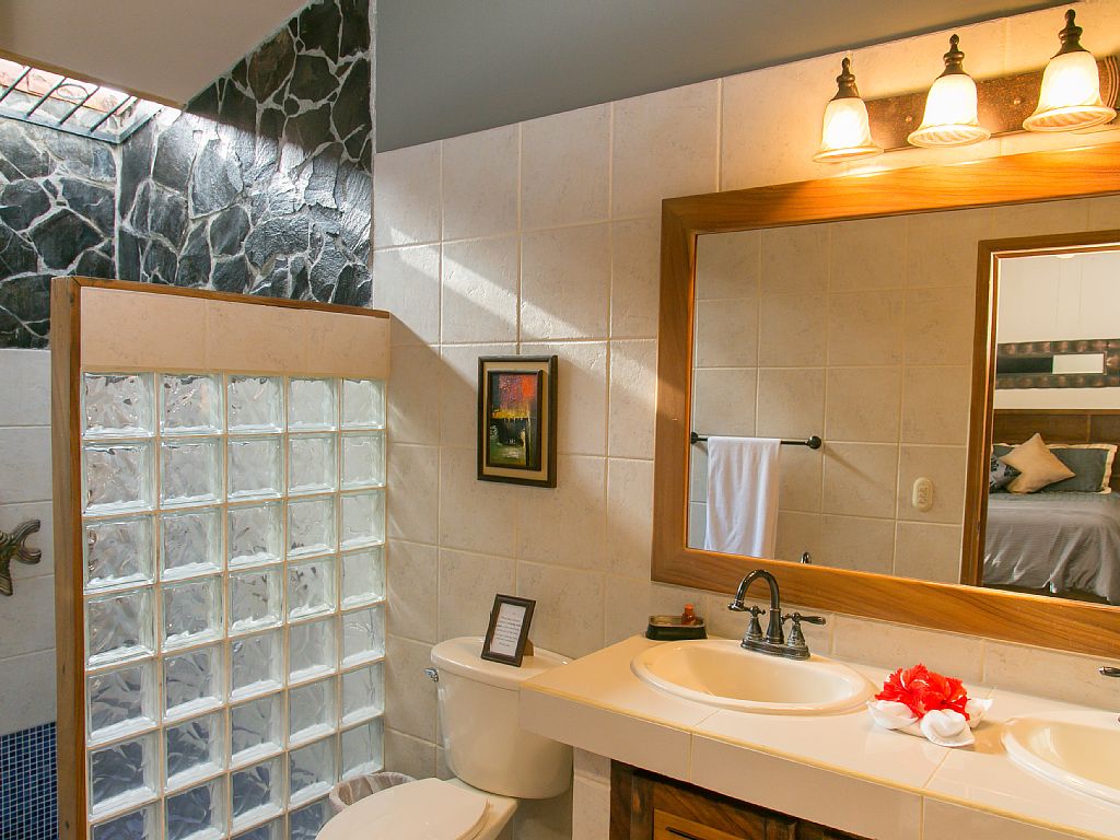 5 bed Single Family Homes For Sale in Manuel Antonio, Puntarenas - thumb 11