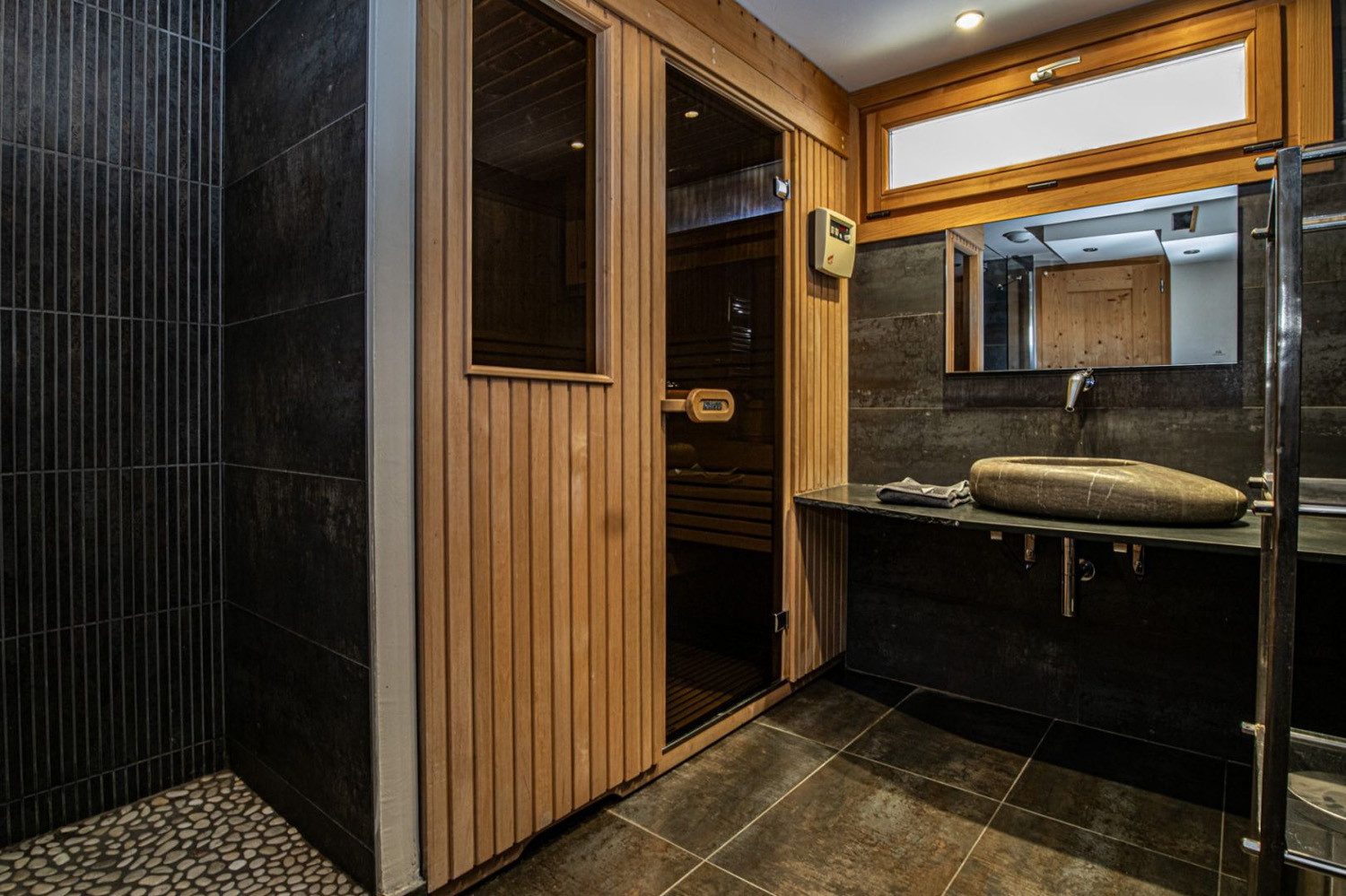 Recently renovated 8 room chalet in Avoriaz 3