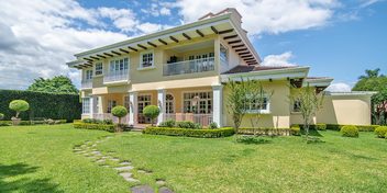 Oasis at Los Laureles