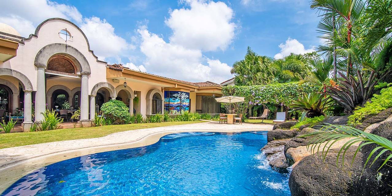 Cascade Colonial Home @ La Cañada — photo