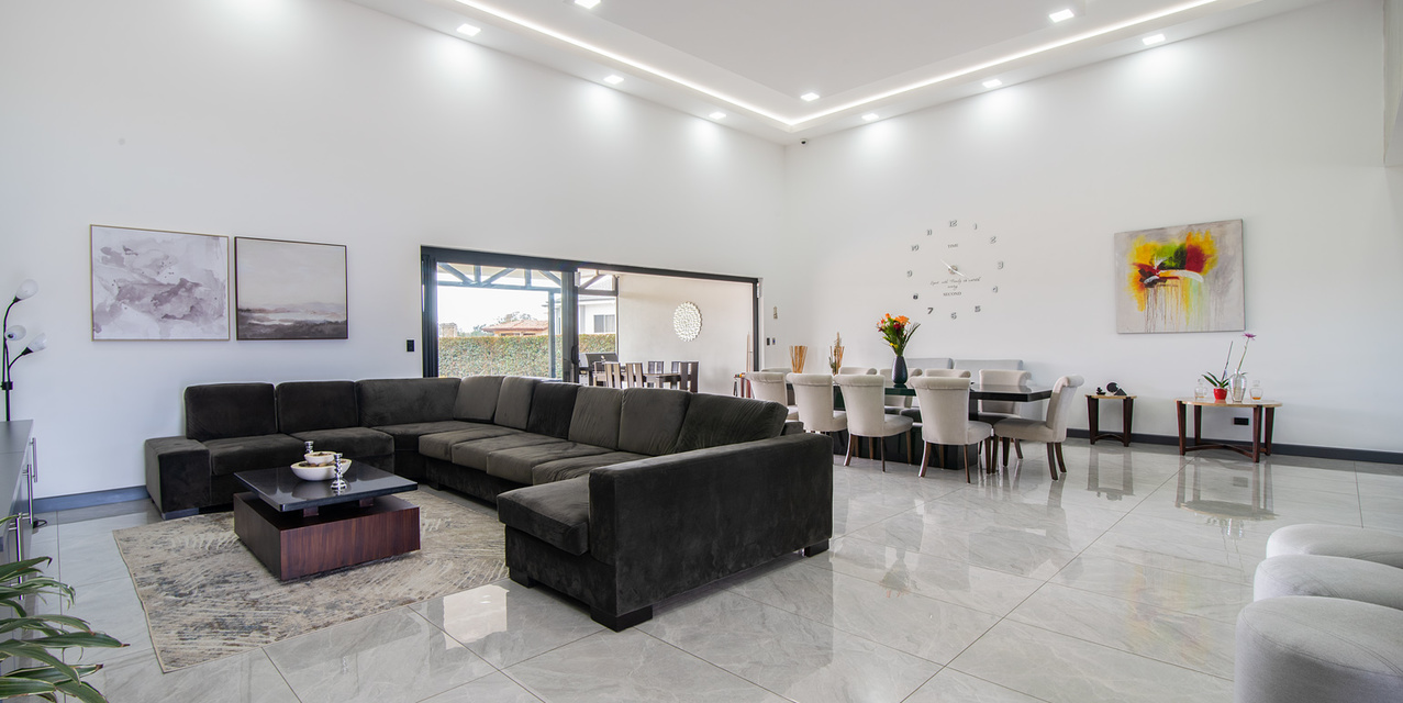 Single-level Modernside at Zurquí — photo