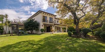 Tabebuia House in Brasil de Mora