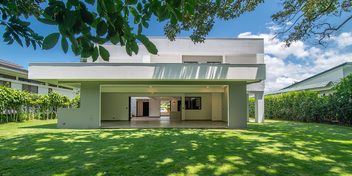 Briza Modern Home at Los Reyes