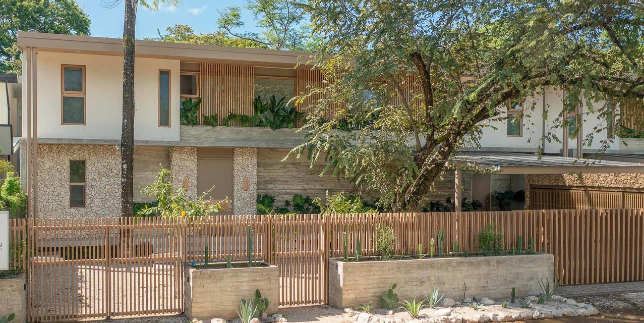 Contemporary Coastal Elegance by the Beach in Playa Grande — photo
