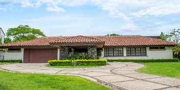 Los Laureles Precious Property