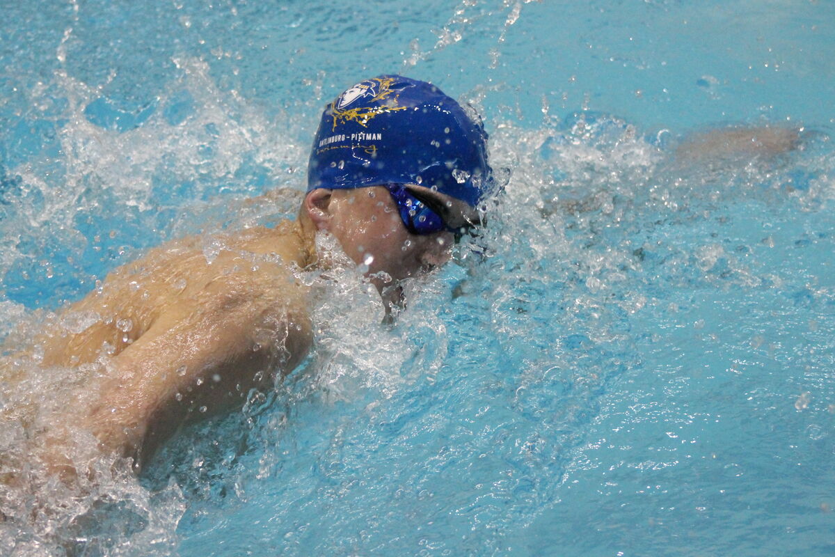 Karol Shaw swimming the 500 yard freestyle