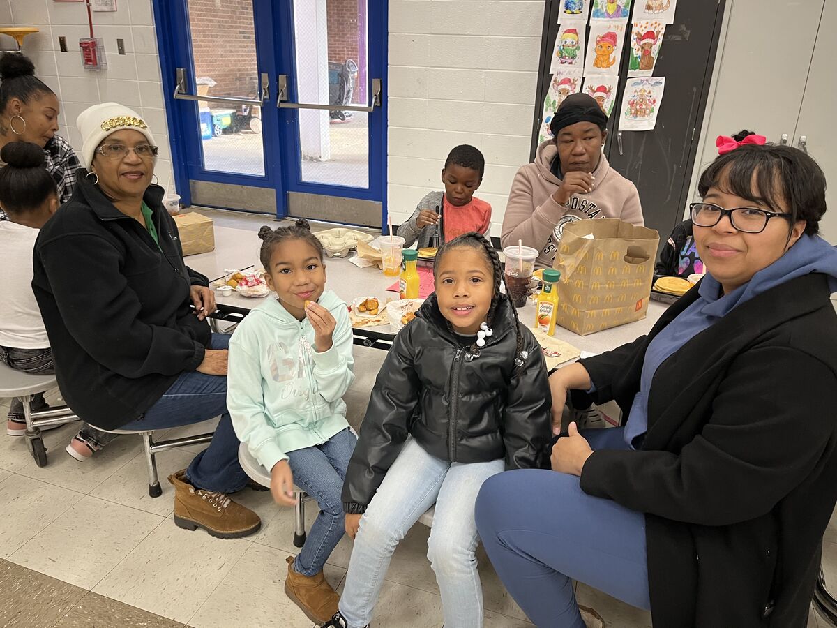 Moms eats breakfast with their children