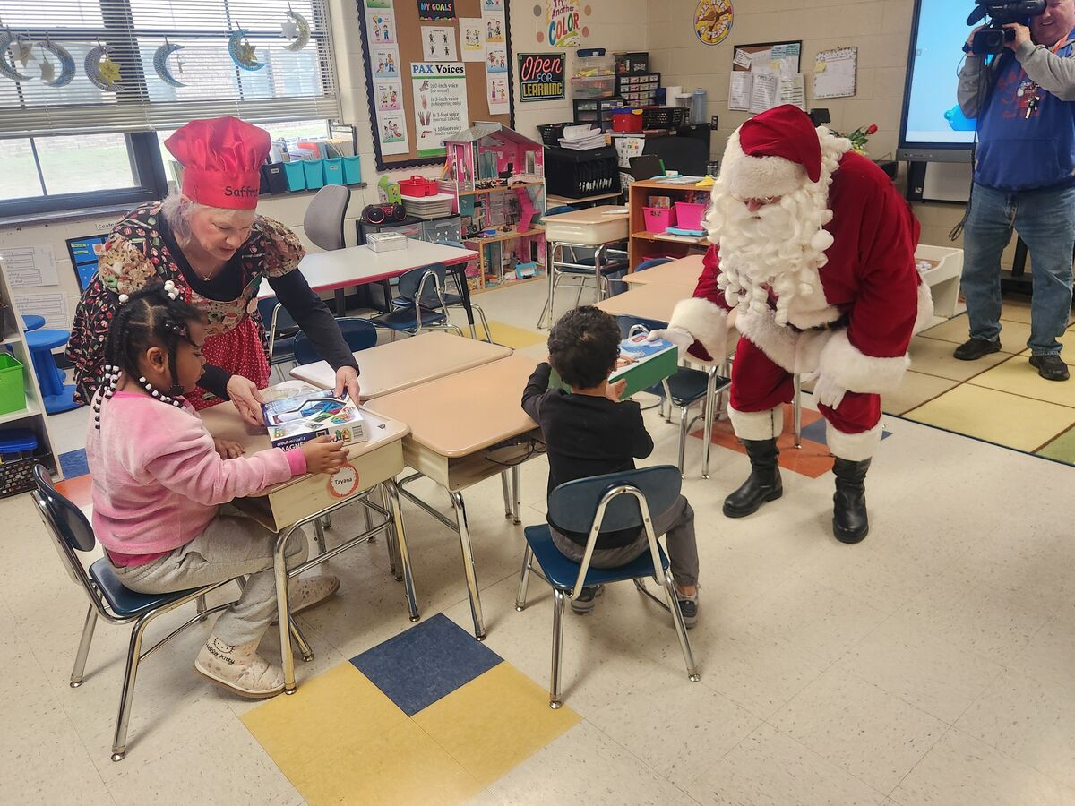 Santa's Magical Express Delivers Holiday Joy to VRES!