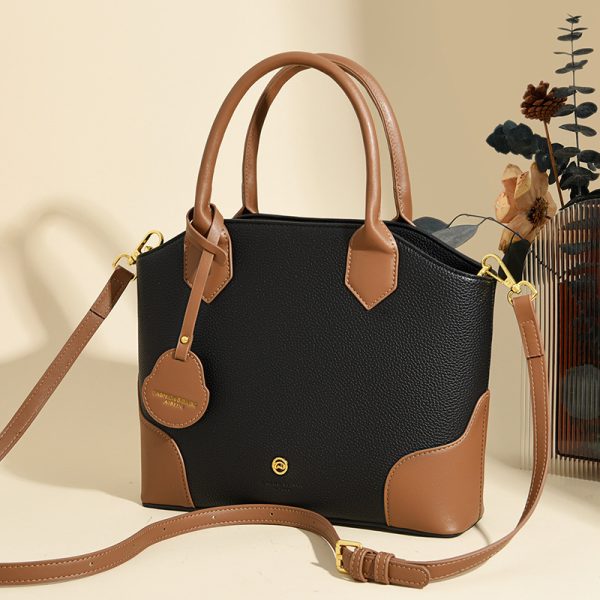 A Versatile Retro Minimalist Crossbody Bag - Image 2