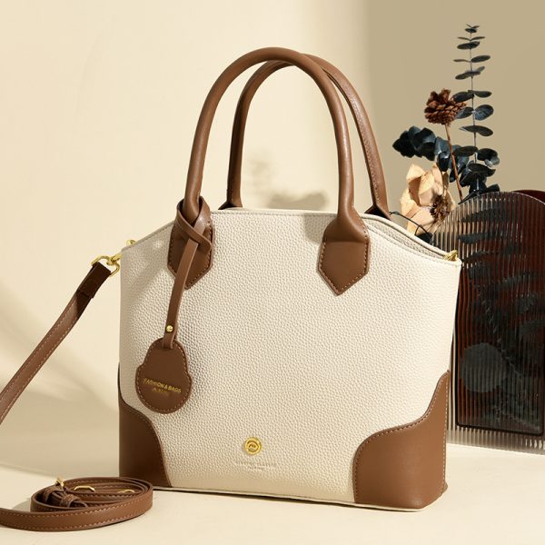 A Versatile Retro Minimalist Crossbody Bag - Image 3