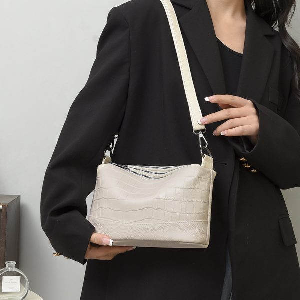 Fashionable Simple Large Capacity Women's Shoulder Messenger Bag - Image 4