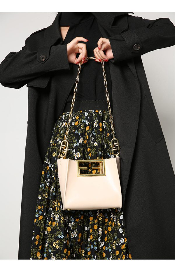 Fashionable And High Grade One Shoulder Messenger Bag - Image 6
