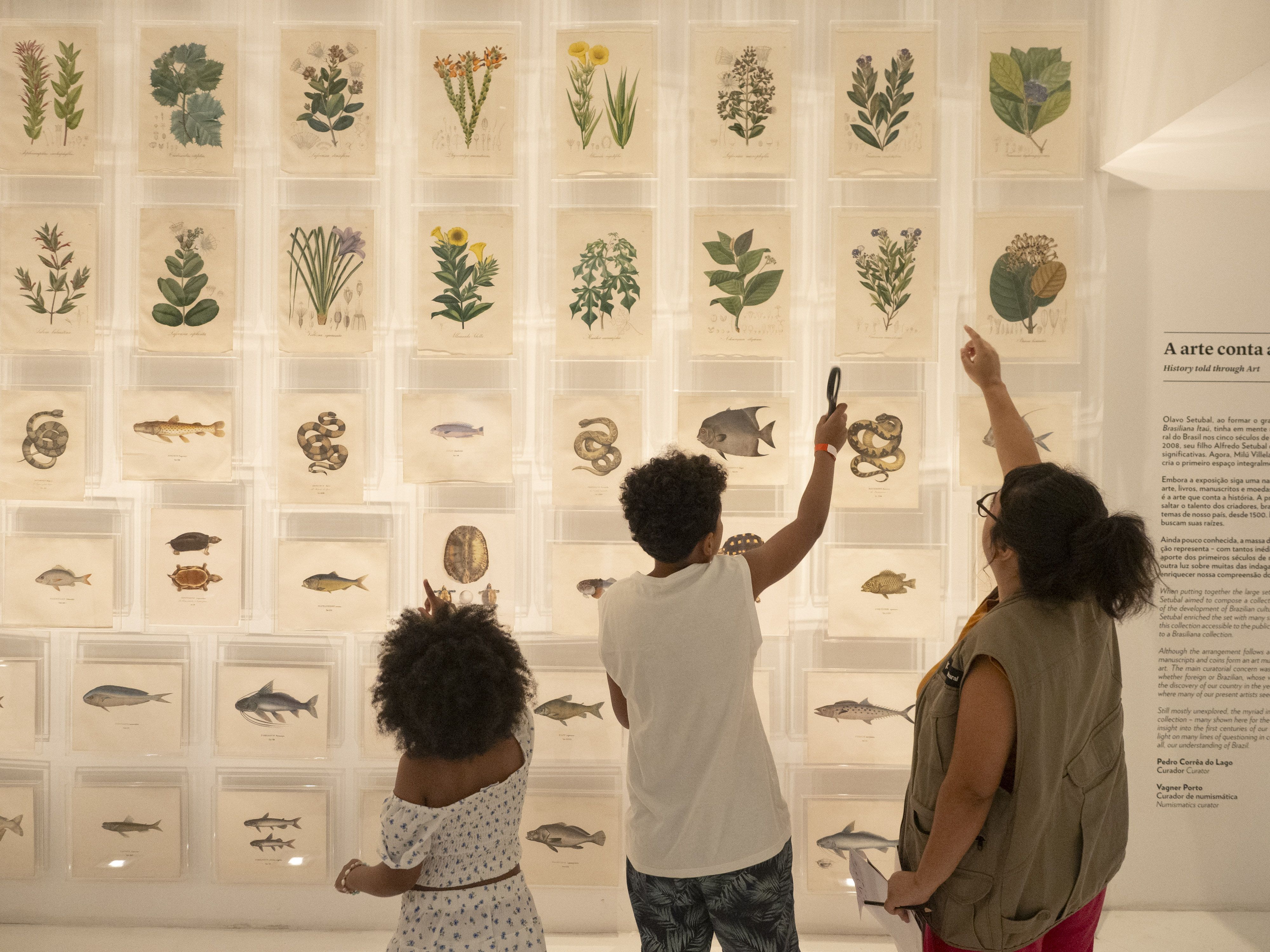 Na imagem na esquerda tem uma criança de cabelos crespos e veste uma roupa branca, e ao lado da menina um menino usa camiseta branca.