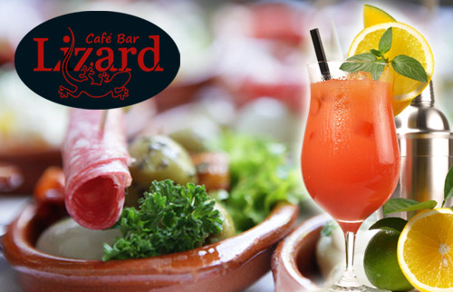 4 verschiedene Tapas nach Wahl und zwei Cocktails nach Wahl in der Lizard Cafebar genie�en