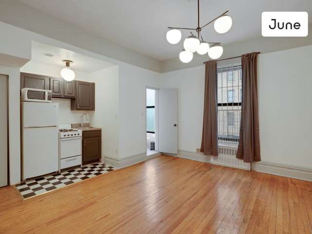  Studio  in Upper West Side on a flexible lease