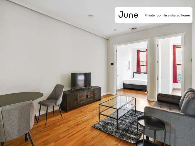 Private bedroom in 4 bed/1.5 bath Home