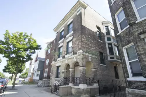 1927 W. Kilbourn Avenue 3 0