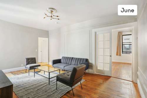 Private bedroom in 4 bed/1 bath Home 4 1