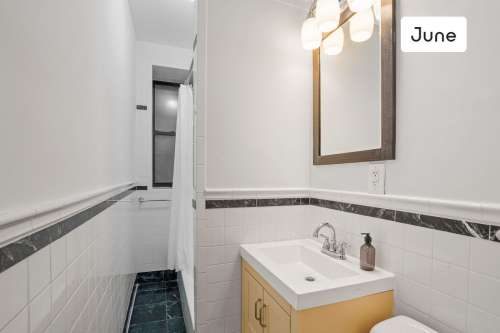 Private bedroom in 4 bed/1 bath Home 20 0