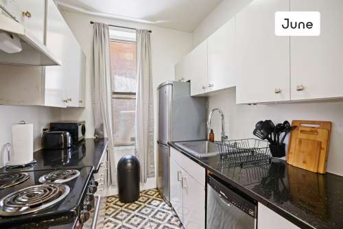Private bedroom in 3 bed/1 bath Home 7 2