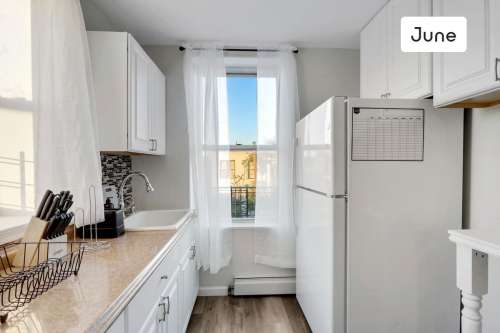 Private bedroom in 4 bed/1 bath Home 27 0