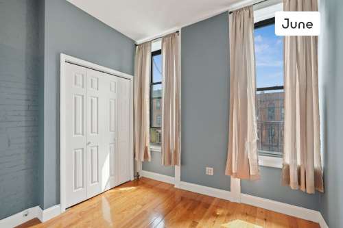 Private bedroom in 4 bed/1 bath Home 77 0