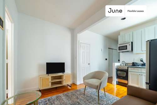 Private bedroom in 4 bed/1 bath Home 98 0