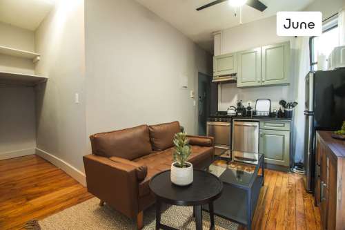 Private bedroom in 3 bed/1 bath Home 4 1