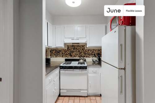Private bedroom in 4 bed/1 bath Home 121 1